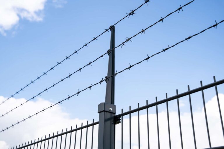 Hekwerk_Draadmathekwerk_Carrade ral 7016 met 3 rijen puntdraad (2)