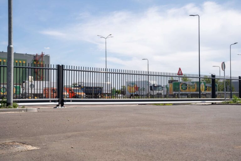 Schuifpoort, type Dubbelle A-symetrische A-liner Rondissade Ral 9005 met middenoploop