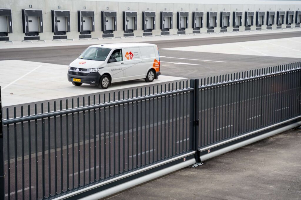 Poorten_Schuifpoort_A-liner Dubbel Rondissade Ral 7016 met geperforeerde beplating (4)